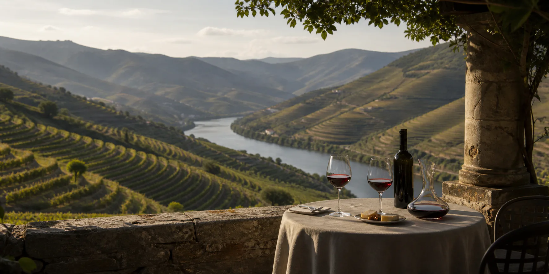 Mesa privada com vinho sobre as vinhas do Douro